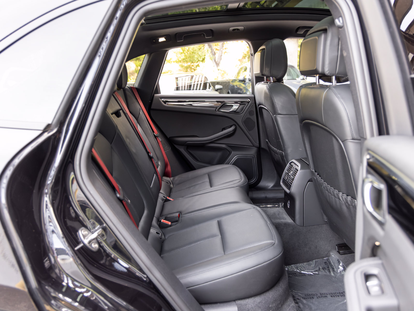 Certified 2023 Porsche Macan AWD/4WD image 57