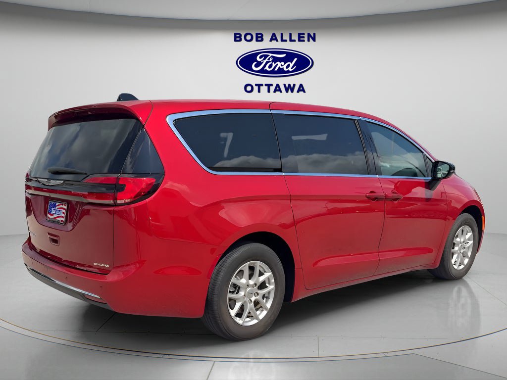 Used 2025 Chrysler Pacifica Select FWD image 10