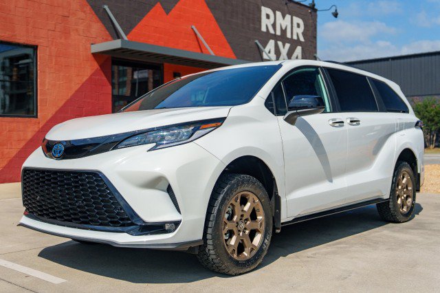 Used 2025 Toyota Sienna XSE w/ XSE Plus Package AWD/4WD image 1