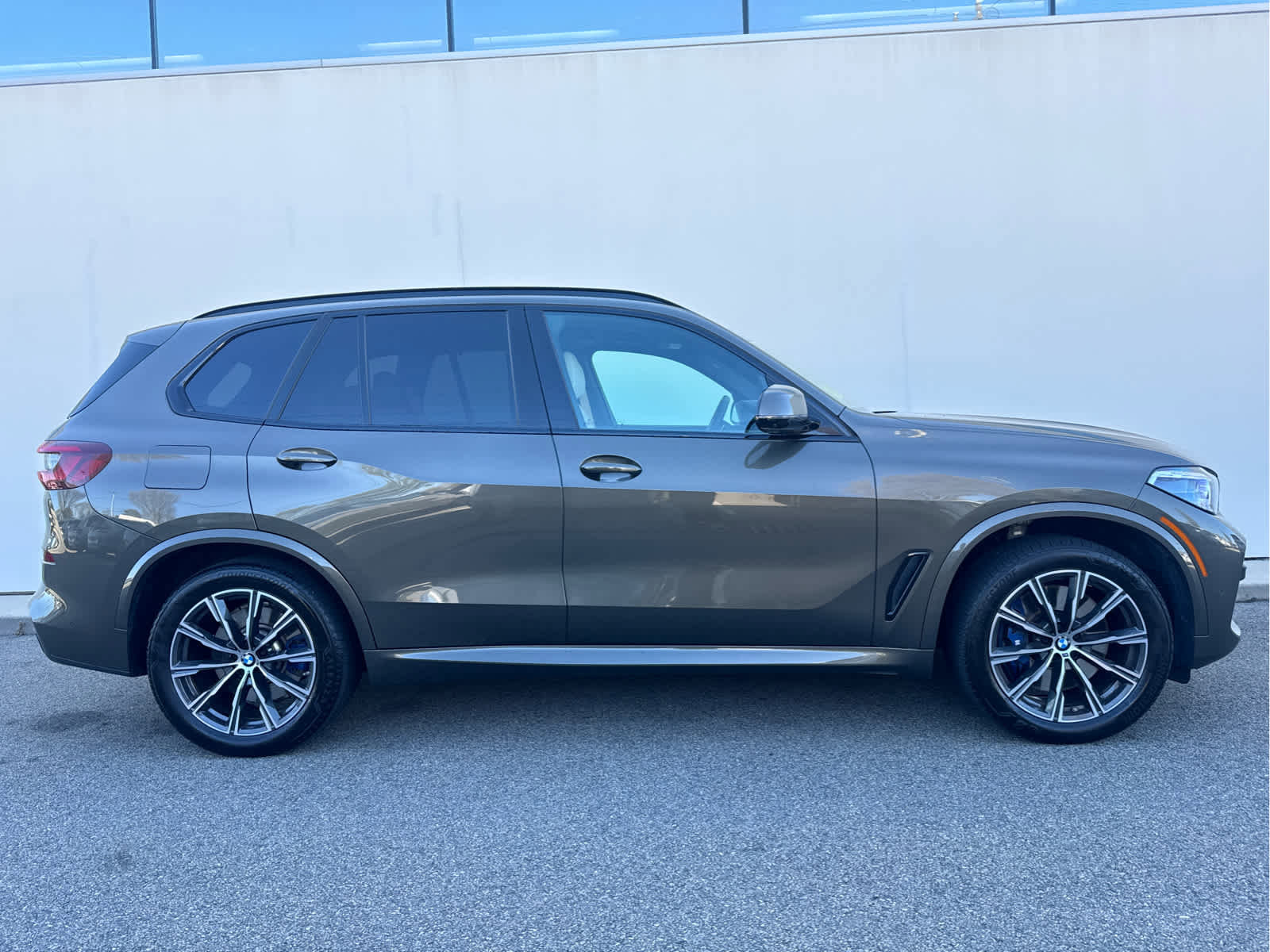 Used 2022 BMW X5 M50i w/ Executive Package image 3