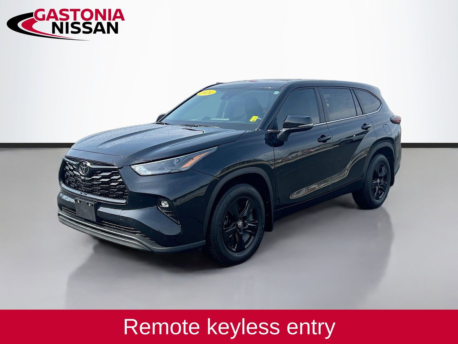 Used 2024 Toyota Highlander LE image 3