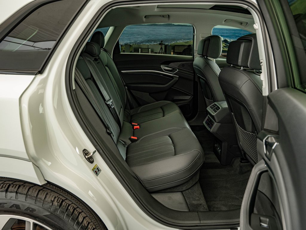 Used 2021 Audi e-tron Premium Plus w/ Premium Plus Package image 33