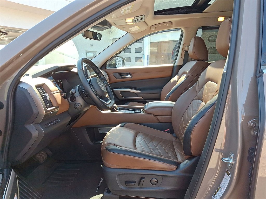 Used 2025 Nissan Pathfinder Platinum w/ Black Appearance Package image 11