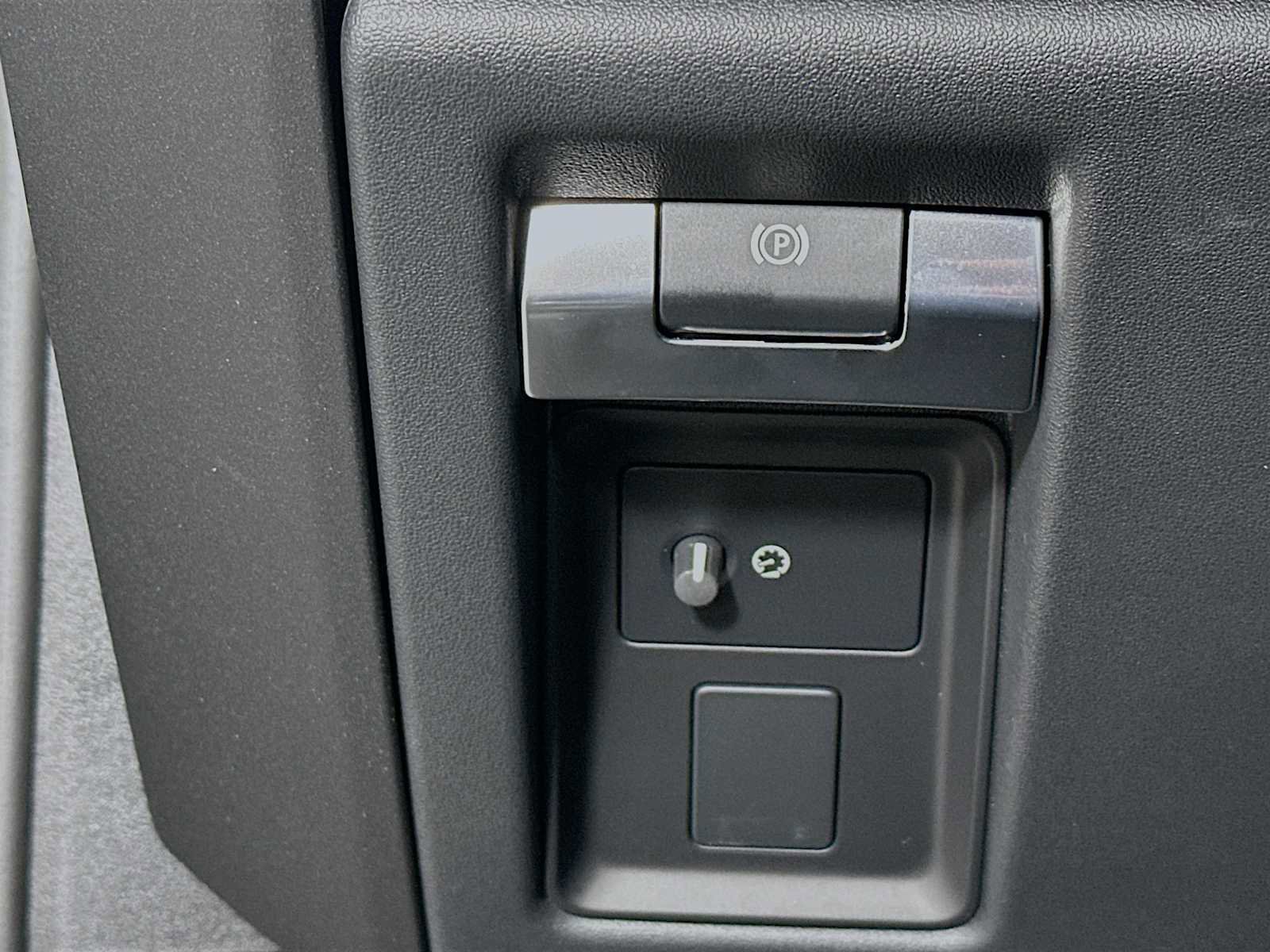 Used 2024 Land Rover Defender 90 Carpathian Edition image 14