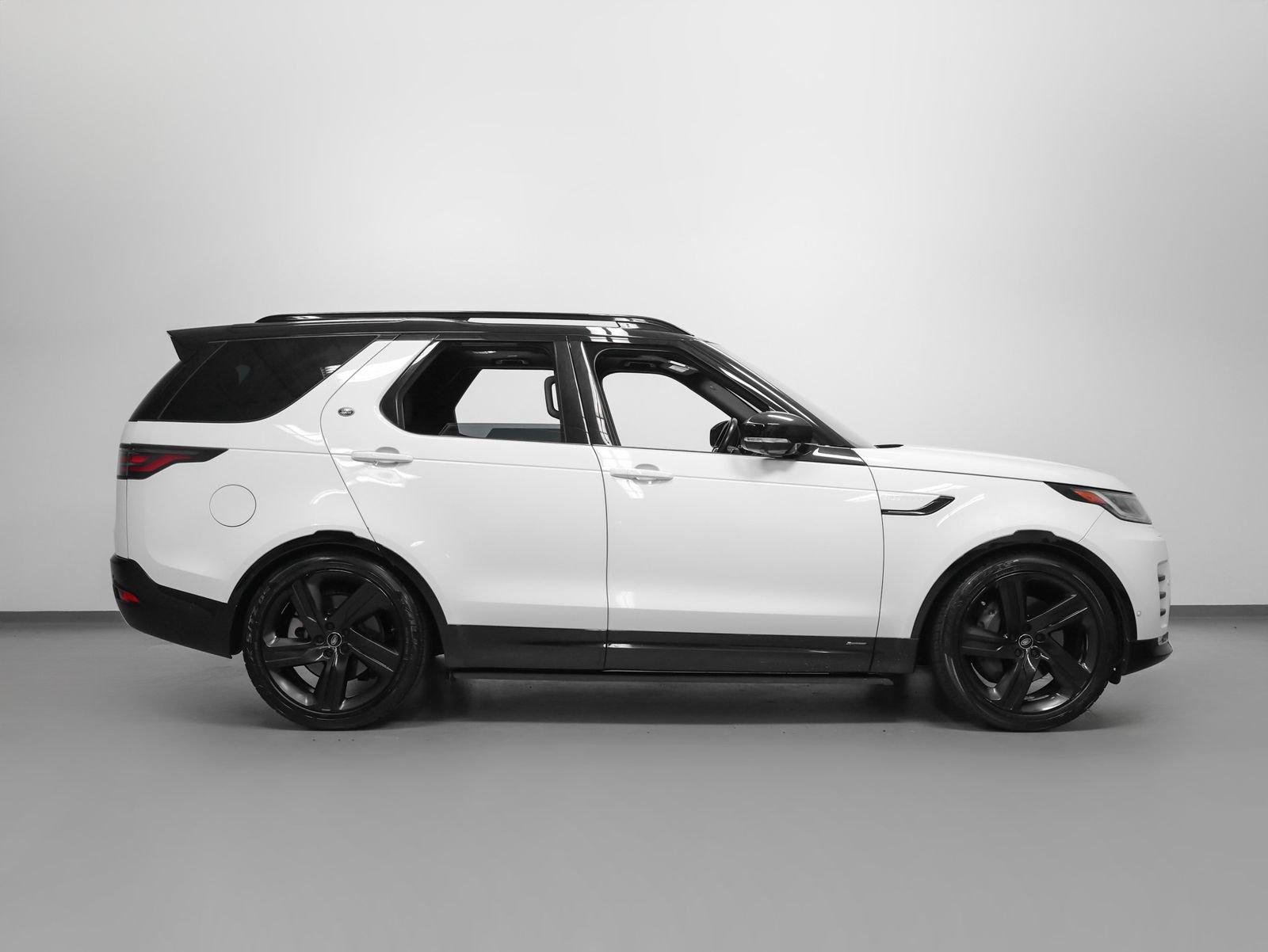 Used 2022 Land Rover Discovery S R-Dynamic AWD/4WD image 13