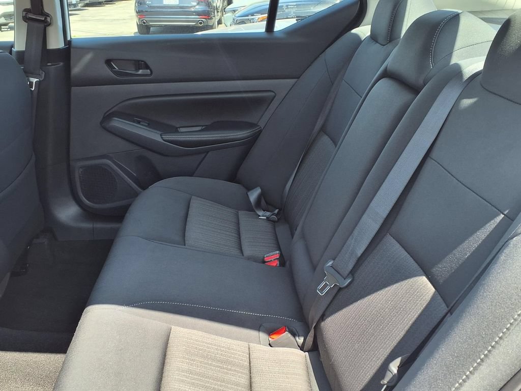Used 2025 Nissan Altima 2.5 SV FWD image 10