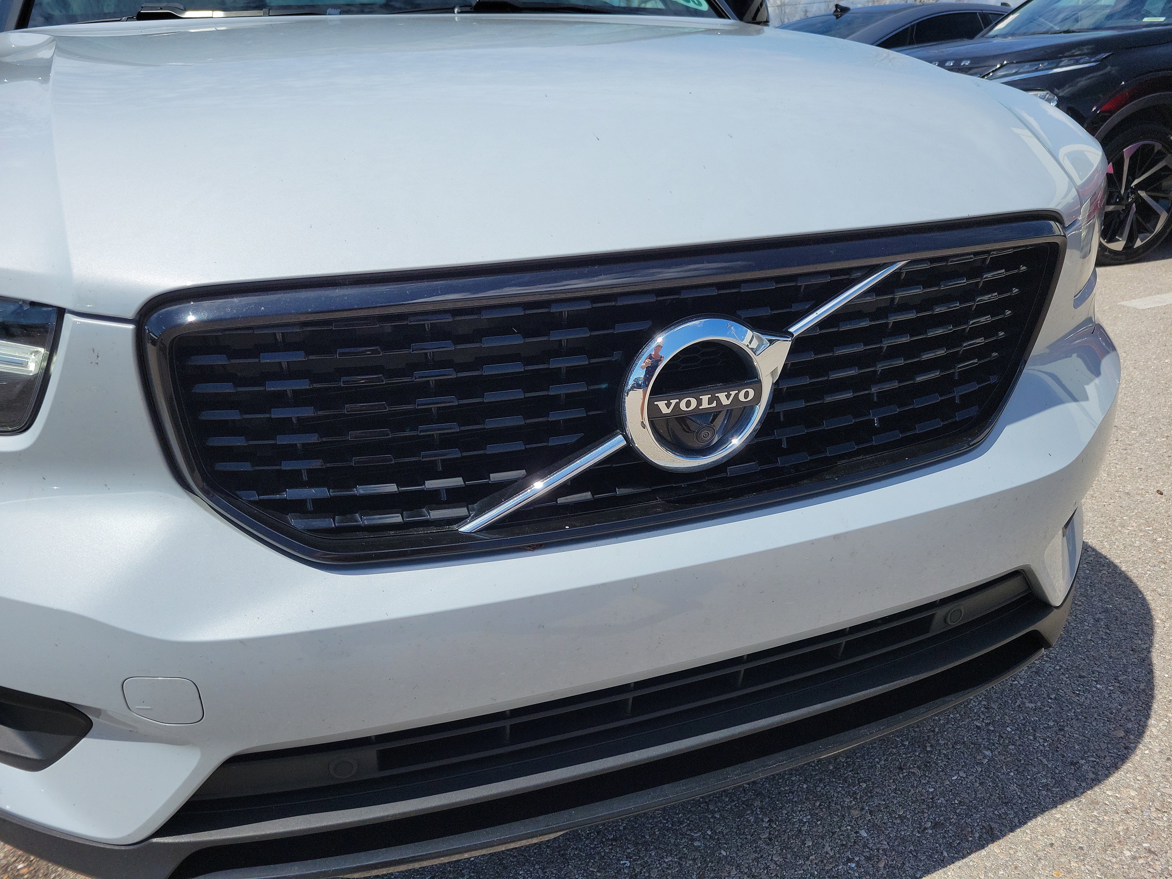 Used 2020 Volvo XC40 T4 R-Design w/ Protection Package Premier image 6