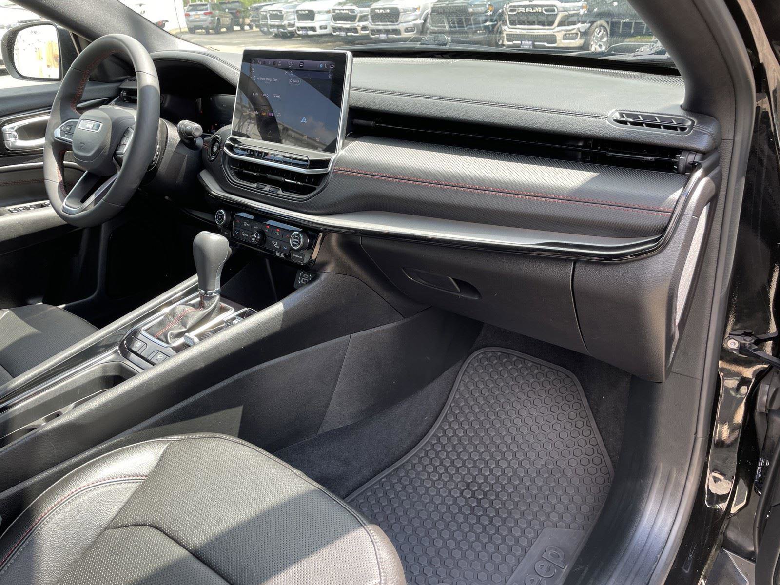 Used 2025 Jeep Compass Trailhawk w/ Trailhawk Elite Group image 41