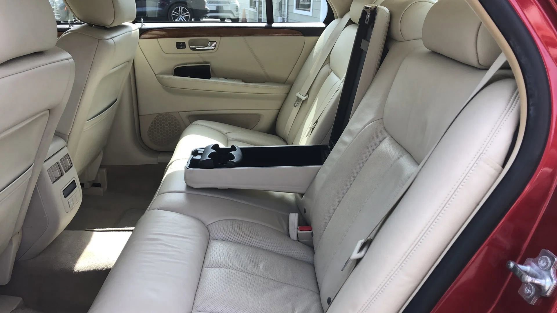 Used 2011 Cadillac DTS Platinum image 24