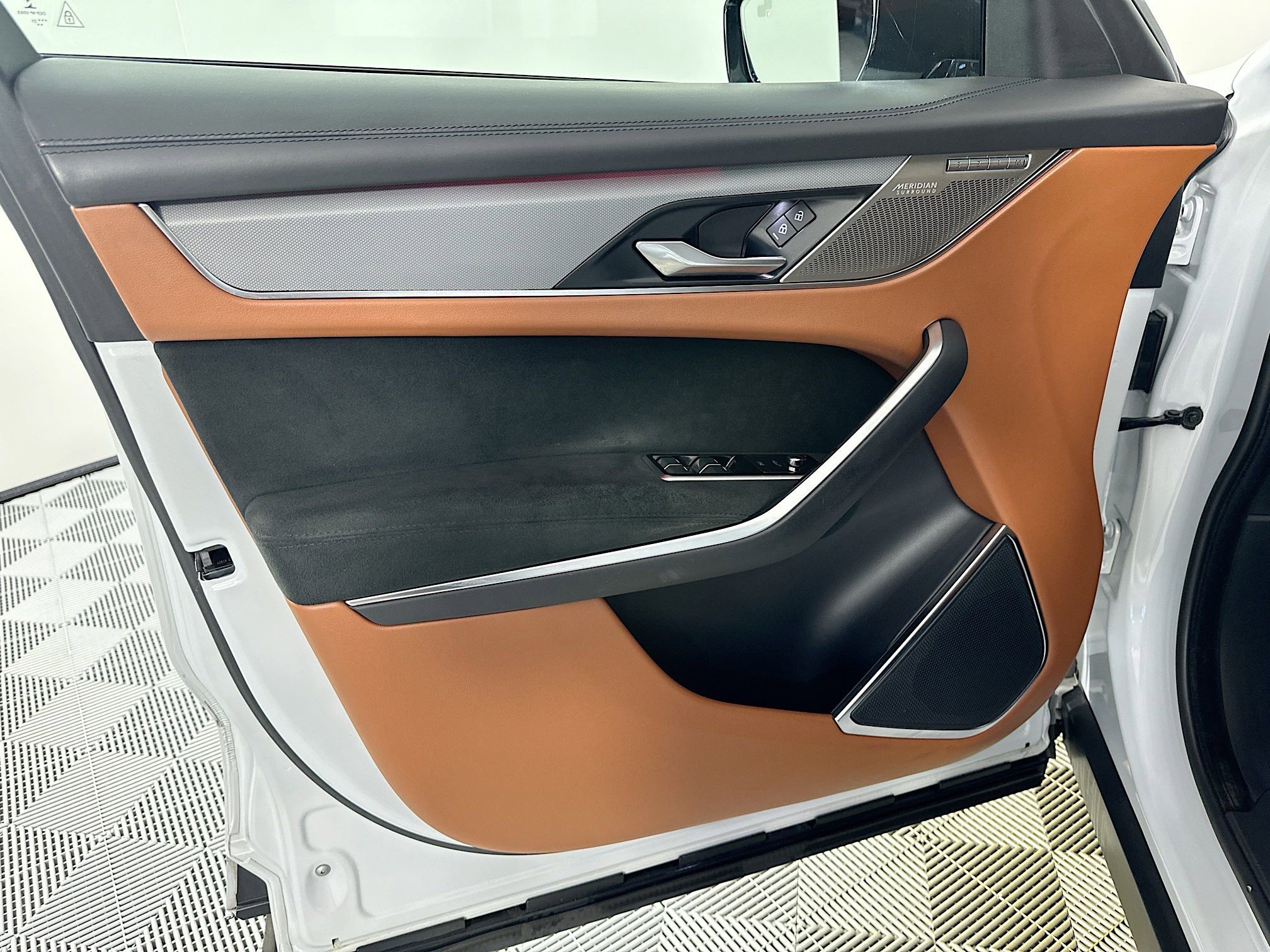 Certified 2021 Jaguar F-PACE SVR AWD/4WD image 15