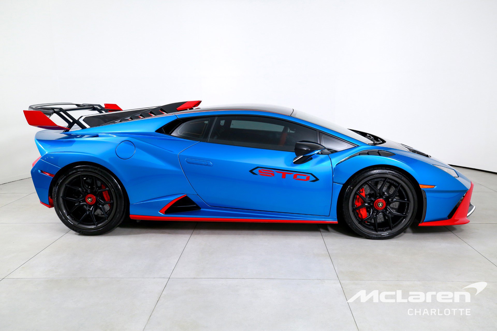 Used 2023 Lamborghini Huracan STO image 9