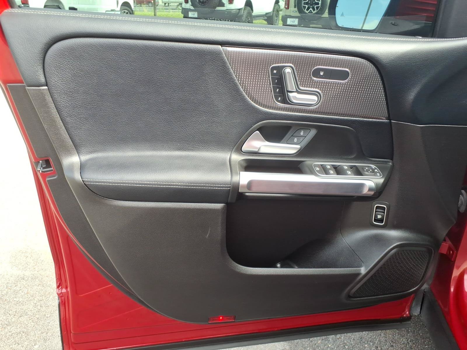 Used 2020 Mercedes-Benz GLB 250 4MATIC w/ Premium Package image 11