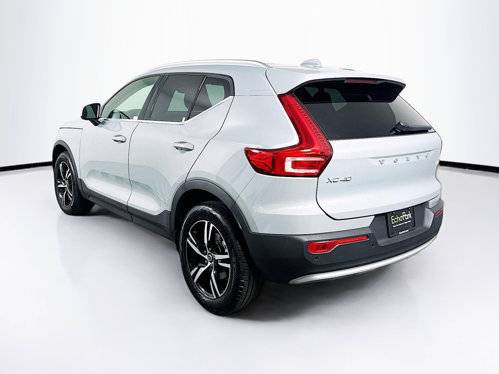 Used 2025 Volvo XC40 B5 Core image 5