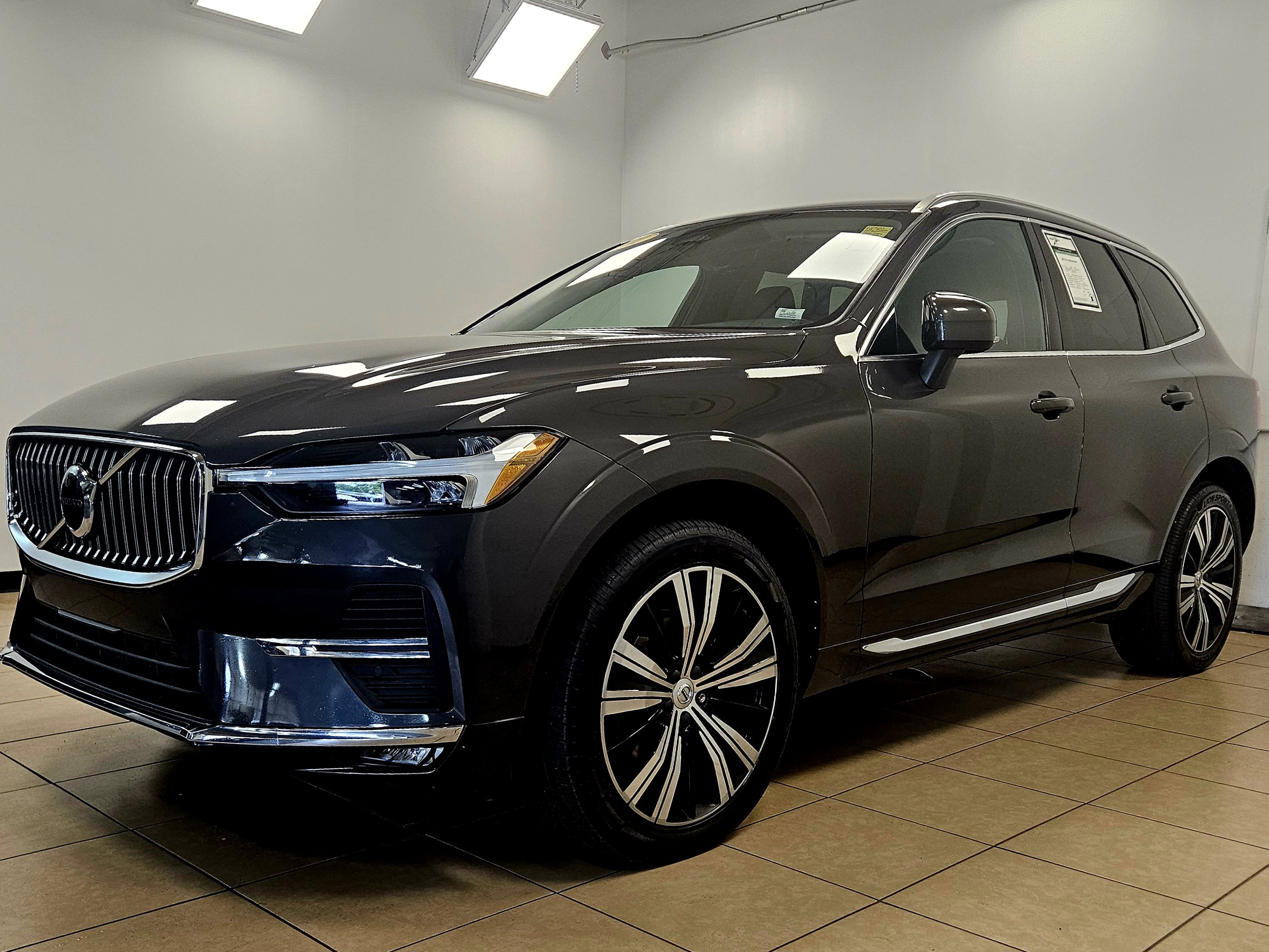 Used 2022 Volvo XC60 B5 Inscription w/ Protection Package Premier AWD/4WD image 2