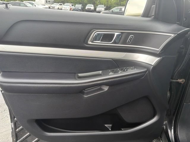Used 2017 Ford Explorer XLT w/ Equipment Group 202A AWD/4WD image 12