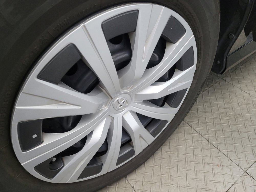 Used 2018 Toyota Camry LE image 31