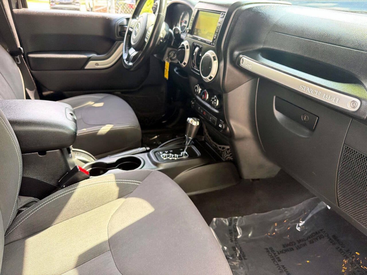 Used 2015 Jeep Wrangler Unlimited Sahara w/ Connectivity Group AWD/4WD image 13