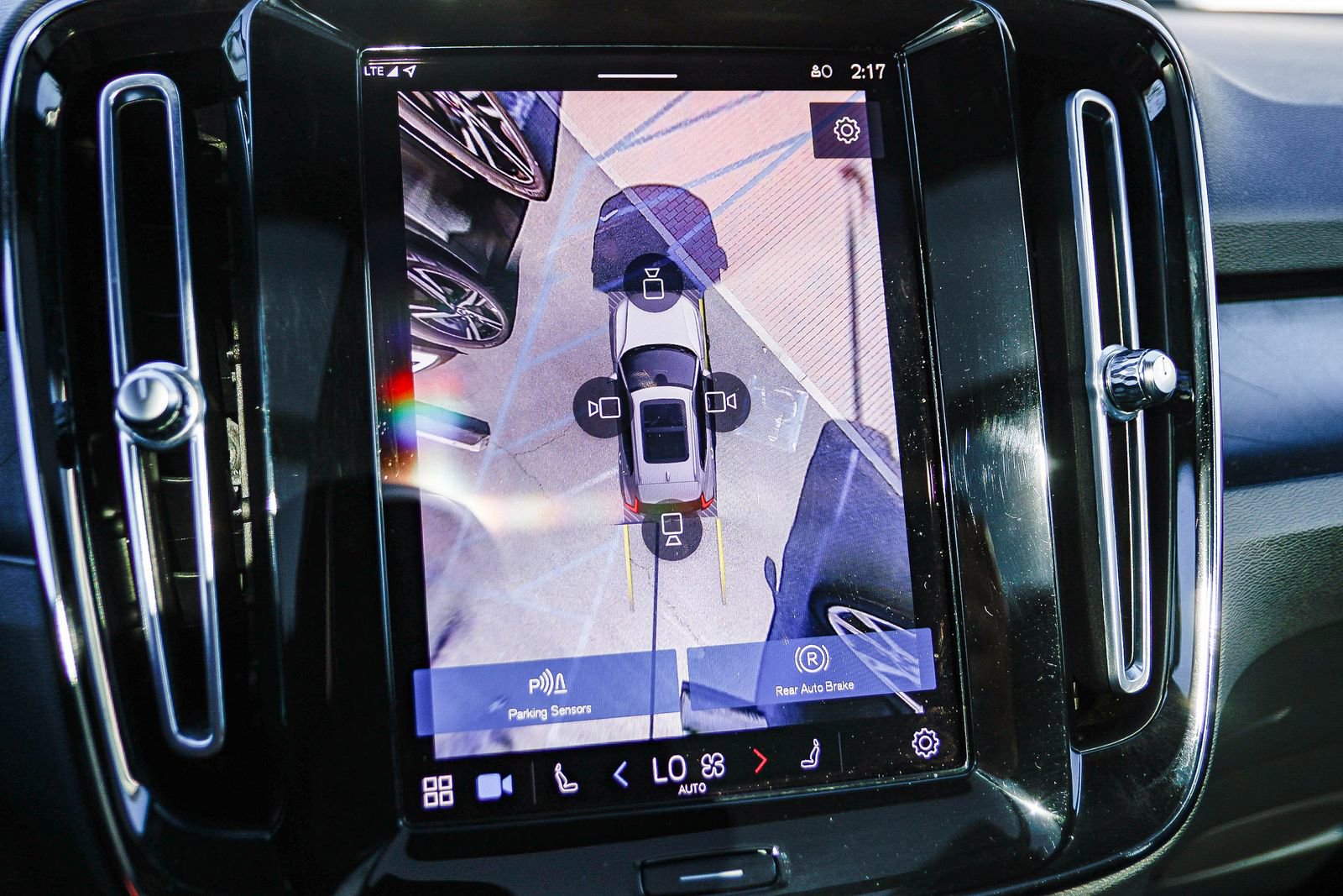 Used 2023 Volvo XC40 Recharge Plus image 28