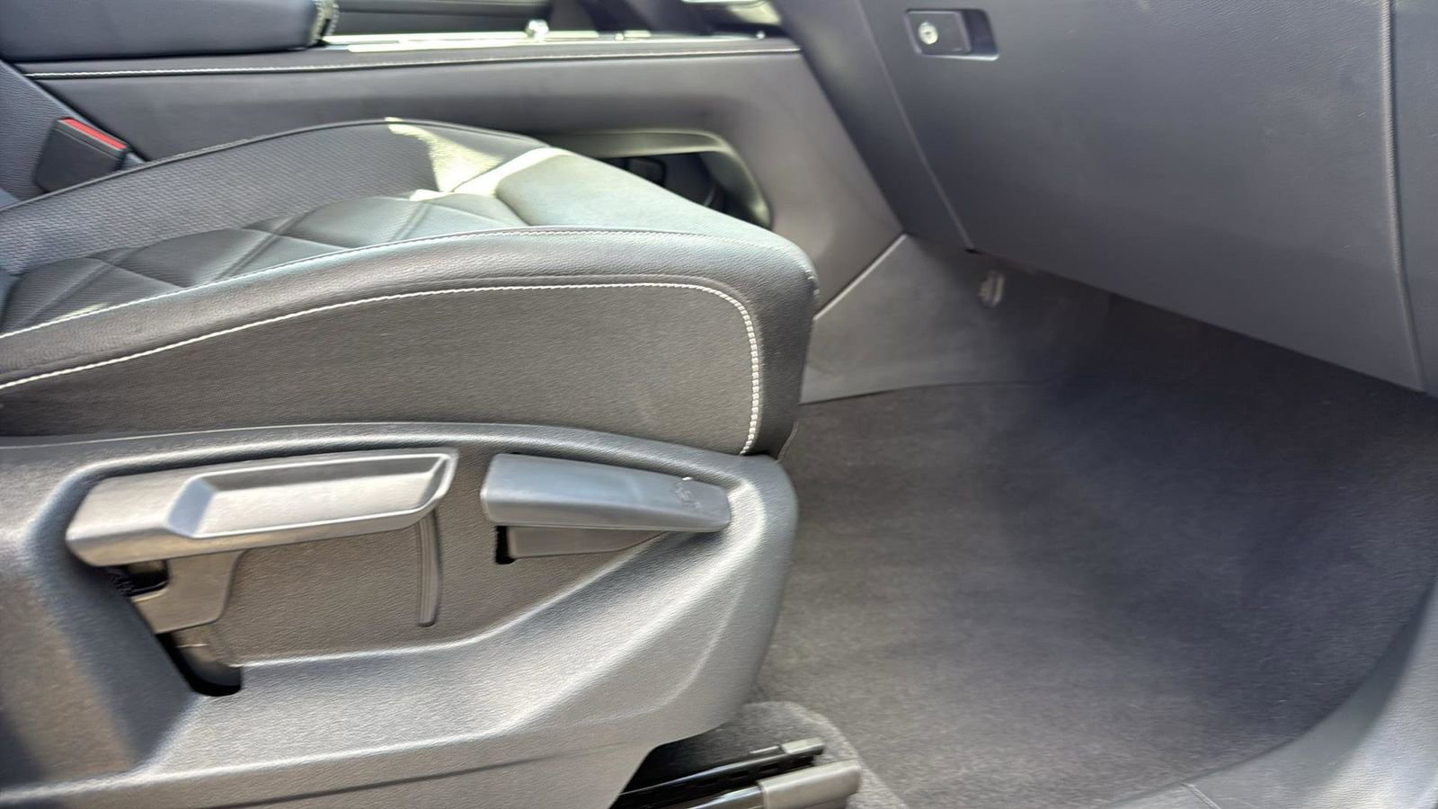 Used 2025 Volkswagen Atlas SE image 25