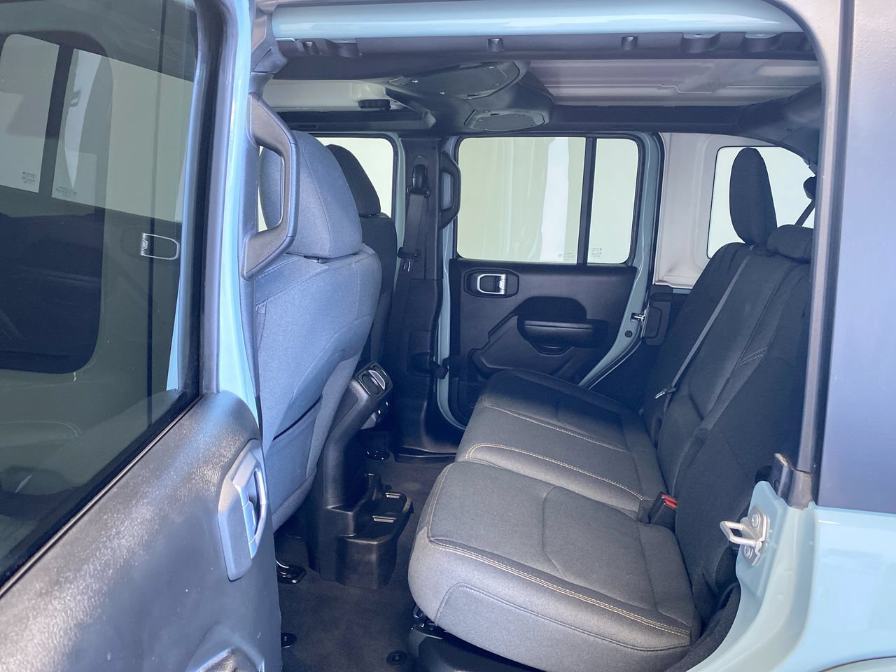 Used 2024 Jeep Wrangler Unlimited w/ Convenience Group AWD/4WD image 32