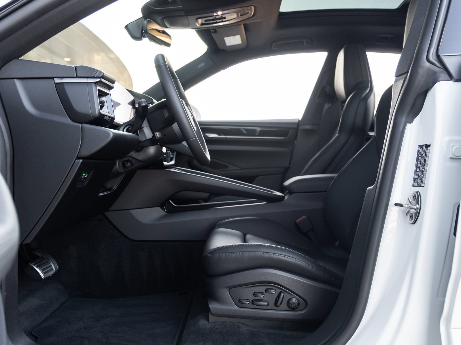Certified 2025 Porsche Macan 4S Electric AWD/4WD image 26