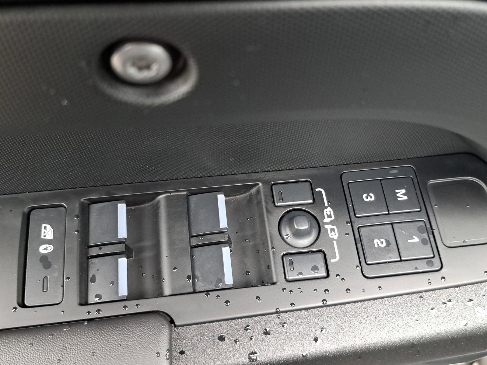 Used 2025 Land Rover Defender 110 V8 image 29