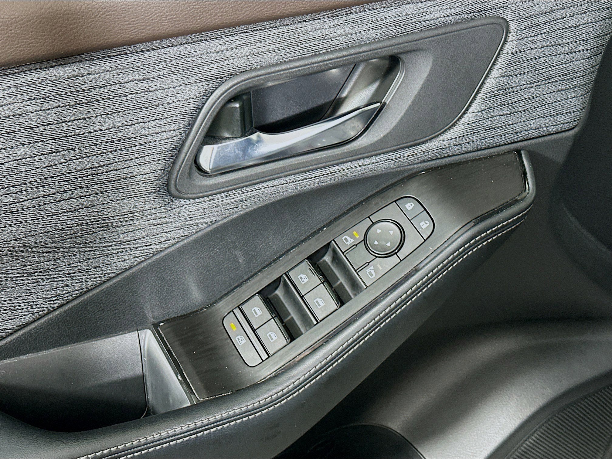 Used 2023 Nissan Rogue SV image 15