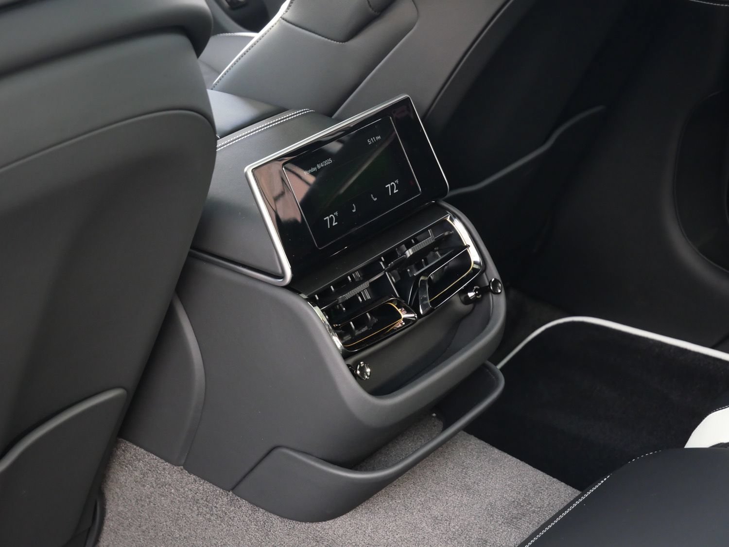 Used 2025 Bentley Flying Spur Plug-In Hybrid AWD/4WD image 13