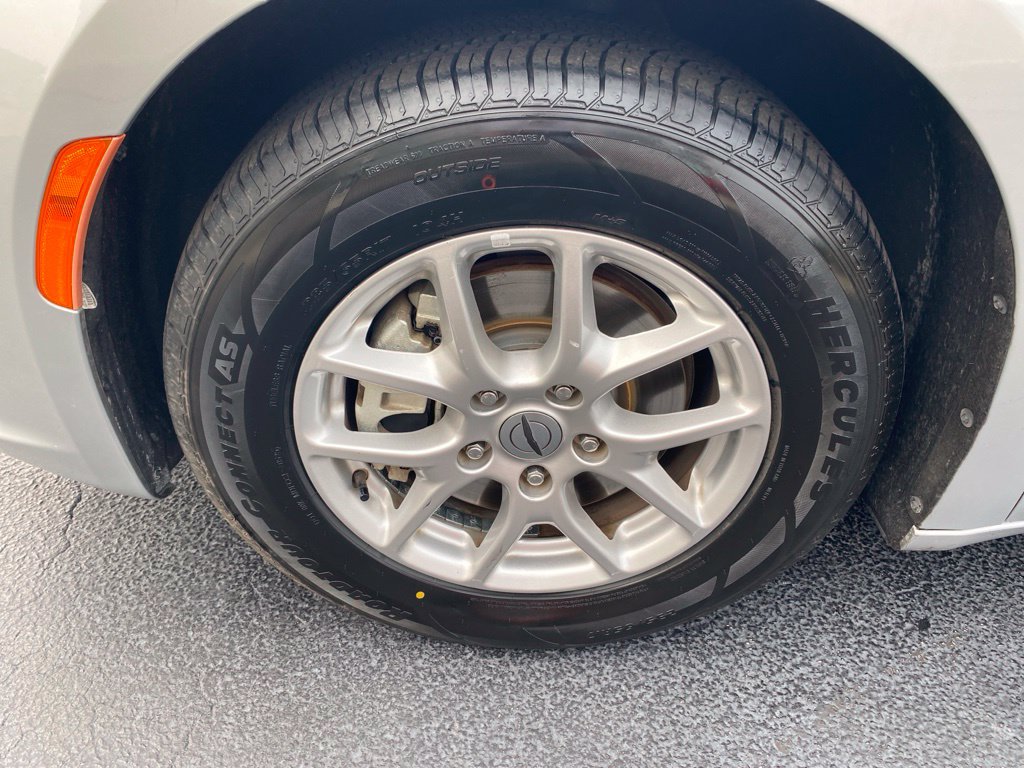 Used 2024 Chrysler Pacifica Touring-L FWD image 28