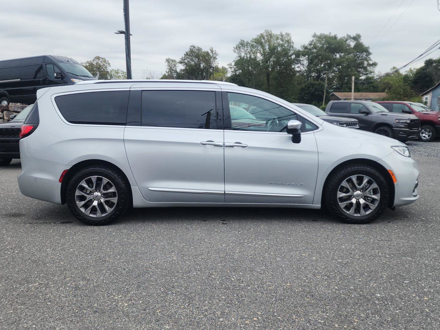 Used 2023 Chrysler Pacifica Pinnacle image 4