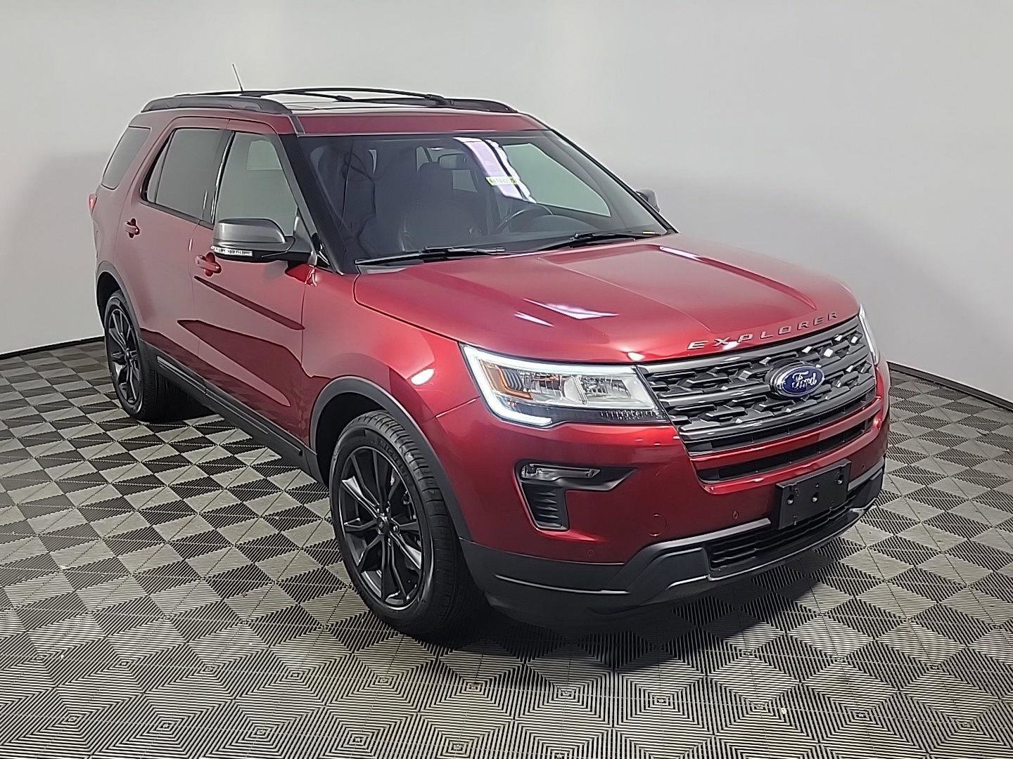 Used 2018 Ford Explorer XLT w/ Equipment Group 202A AWD/4WD image 2
