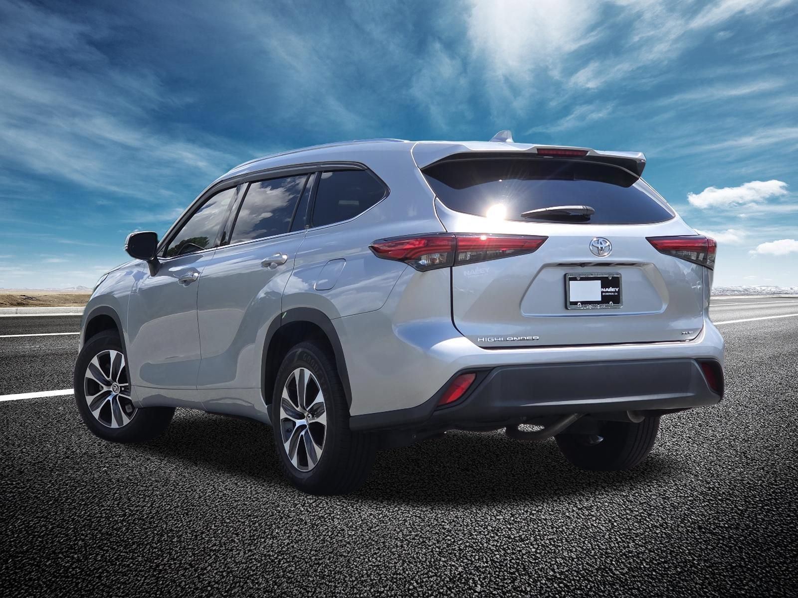 Used 2021 Toyota Highlander XLE FWD image 18