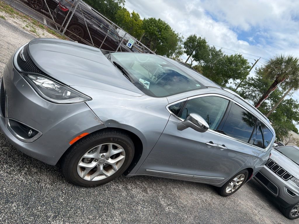 Used 2020 Chrysler Pacifica Limited image 2
