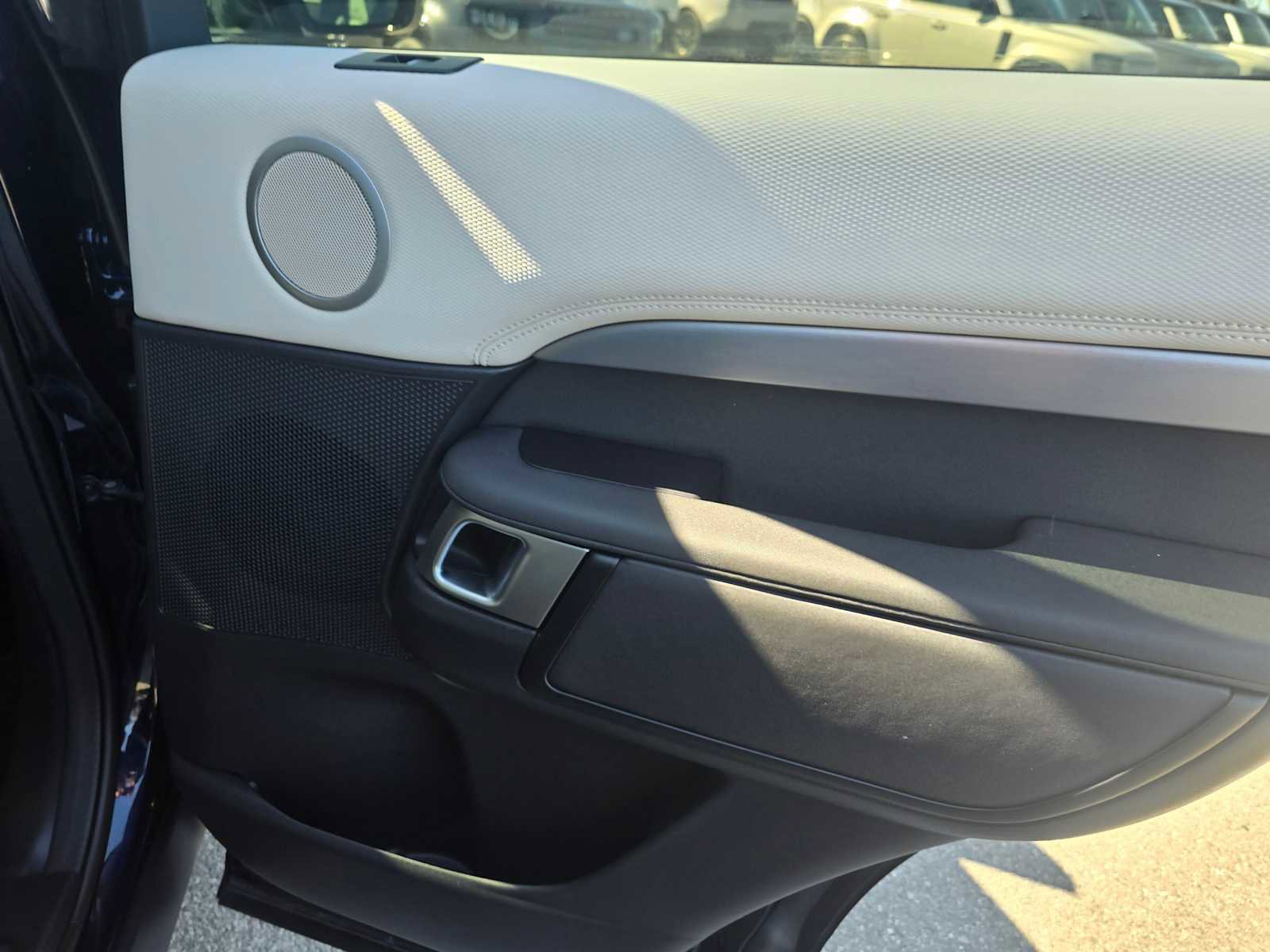 Used 2023 Land Rover Discovery S R-Dynamic image 13