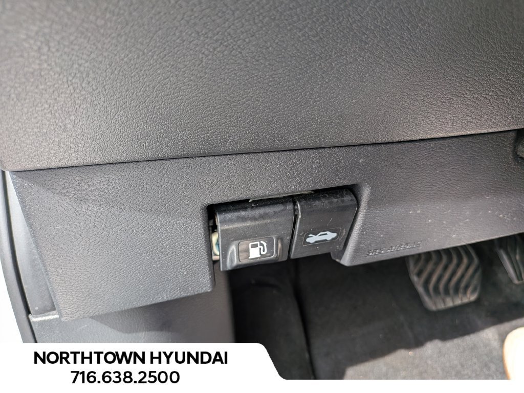 Used 2025 Nissan Versa SR FWD image 25