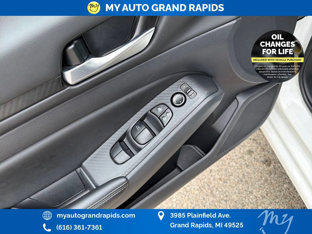 Used 2025 Nissan Altima 2.5 SV FWD image 11