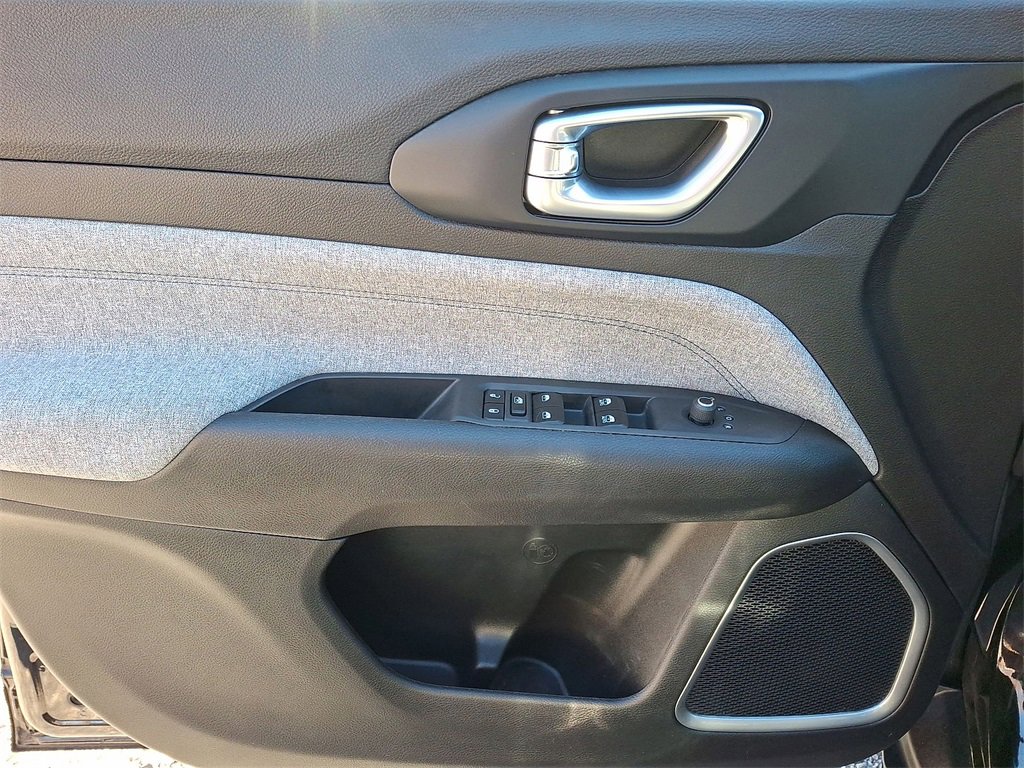 Used 2023 Jeep Compass Latitude image 10