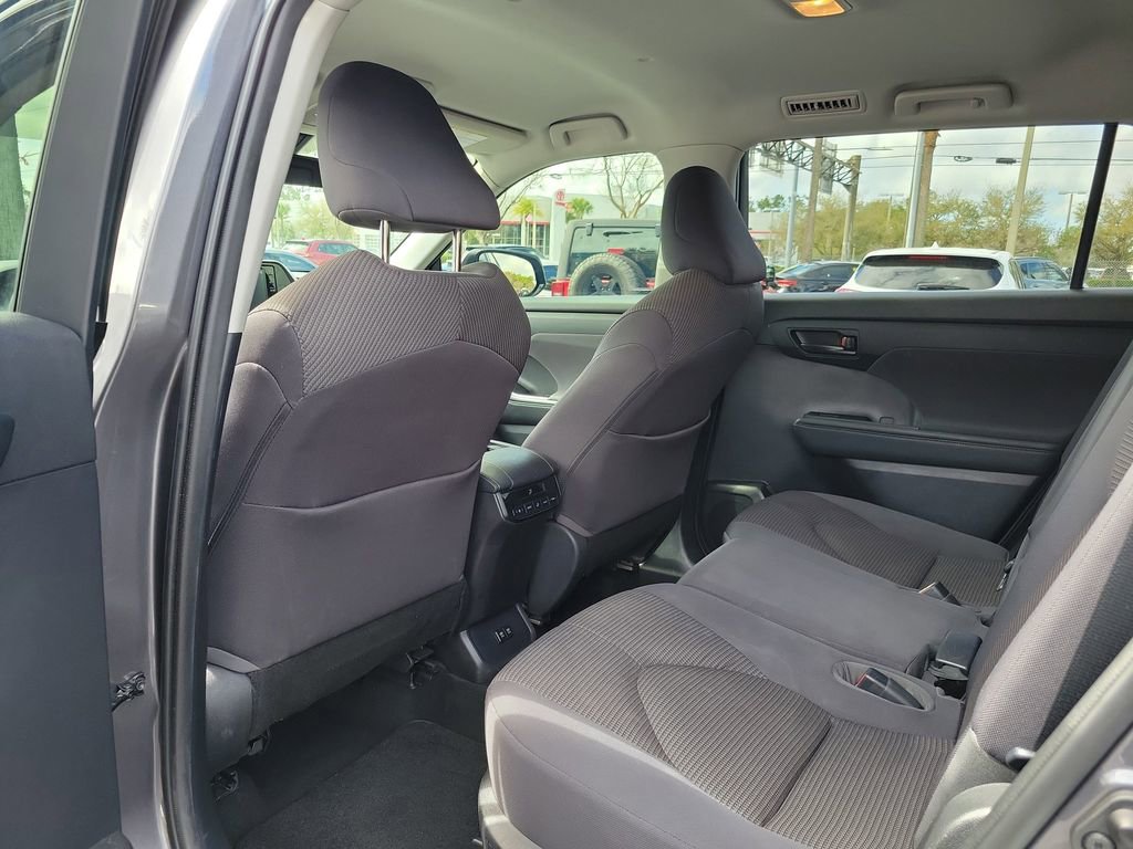 Used 2021 Toyota Highlander LE image 14
