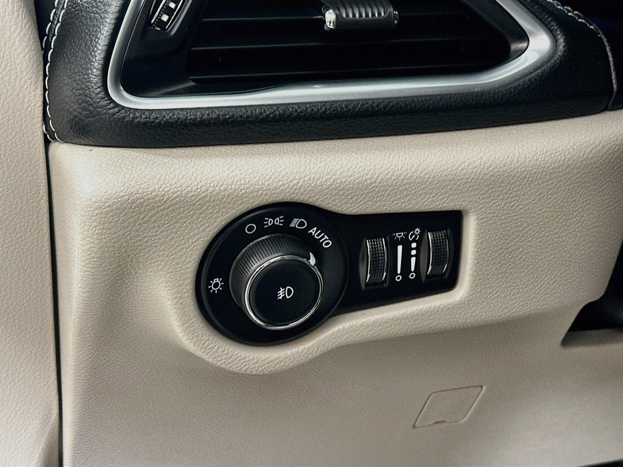 Used 2024 Chrysler Pacifica Limited FWD image 10