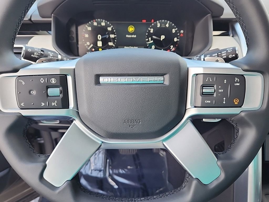 Used 2025 Land Rover Discovery S image 18
