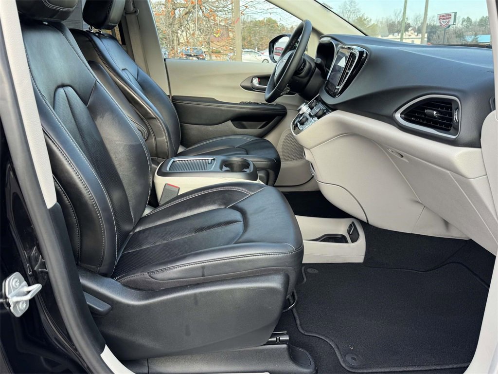 Used 2024 Chrysler Pacifica Touring-L image 13