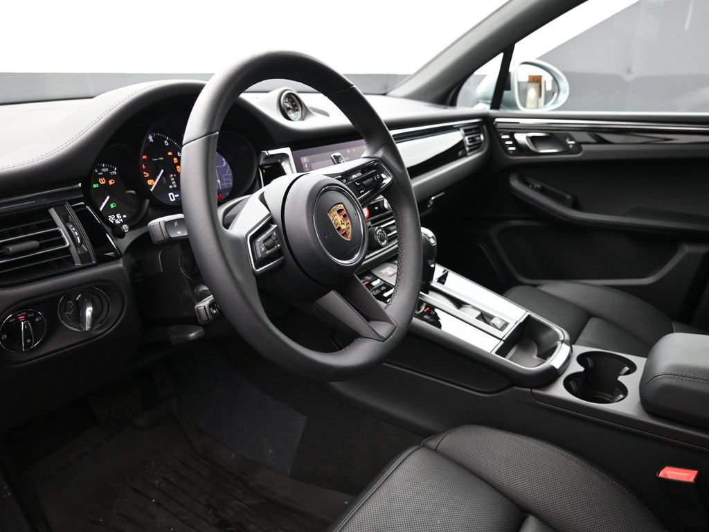 Certified 2026 Porsche Macan AWD/4WD image 4