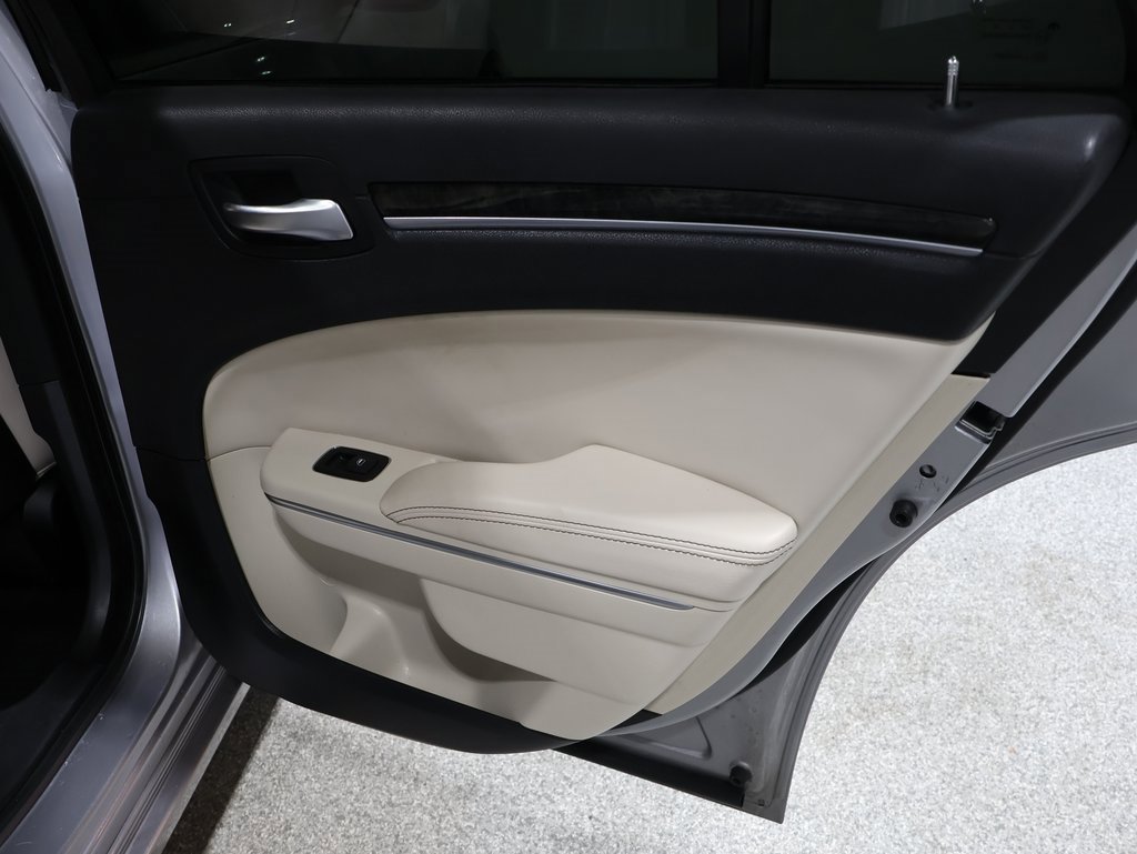 Used 2018 Chrysler 300 Limited image 20