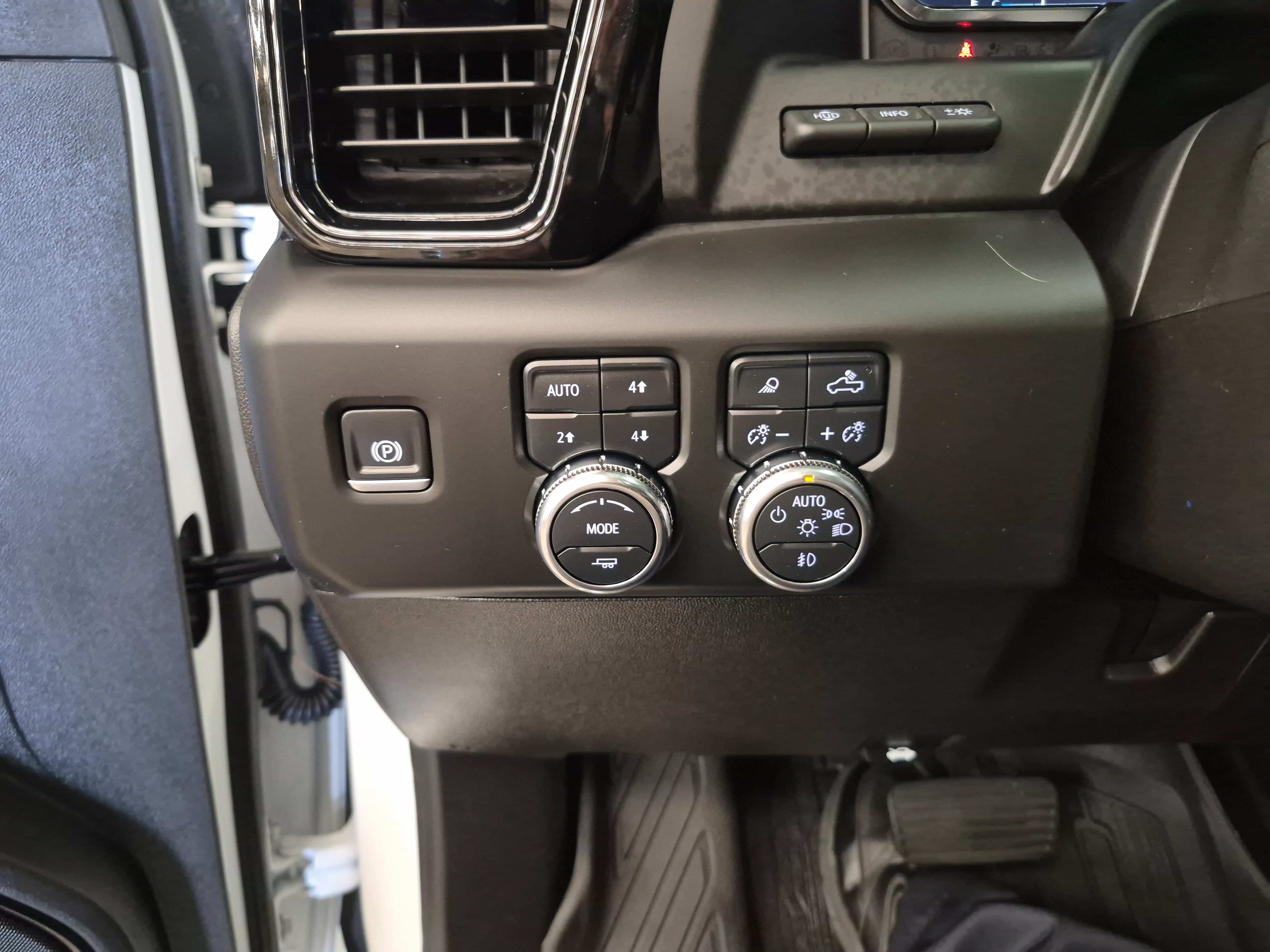 Used 2025 GMC Sierra 2500 AT4 w/ AT4 Premium Plus Package AWD/4WD image 30