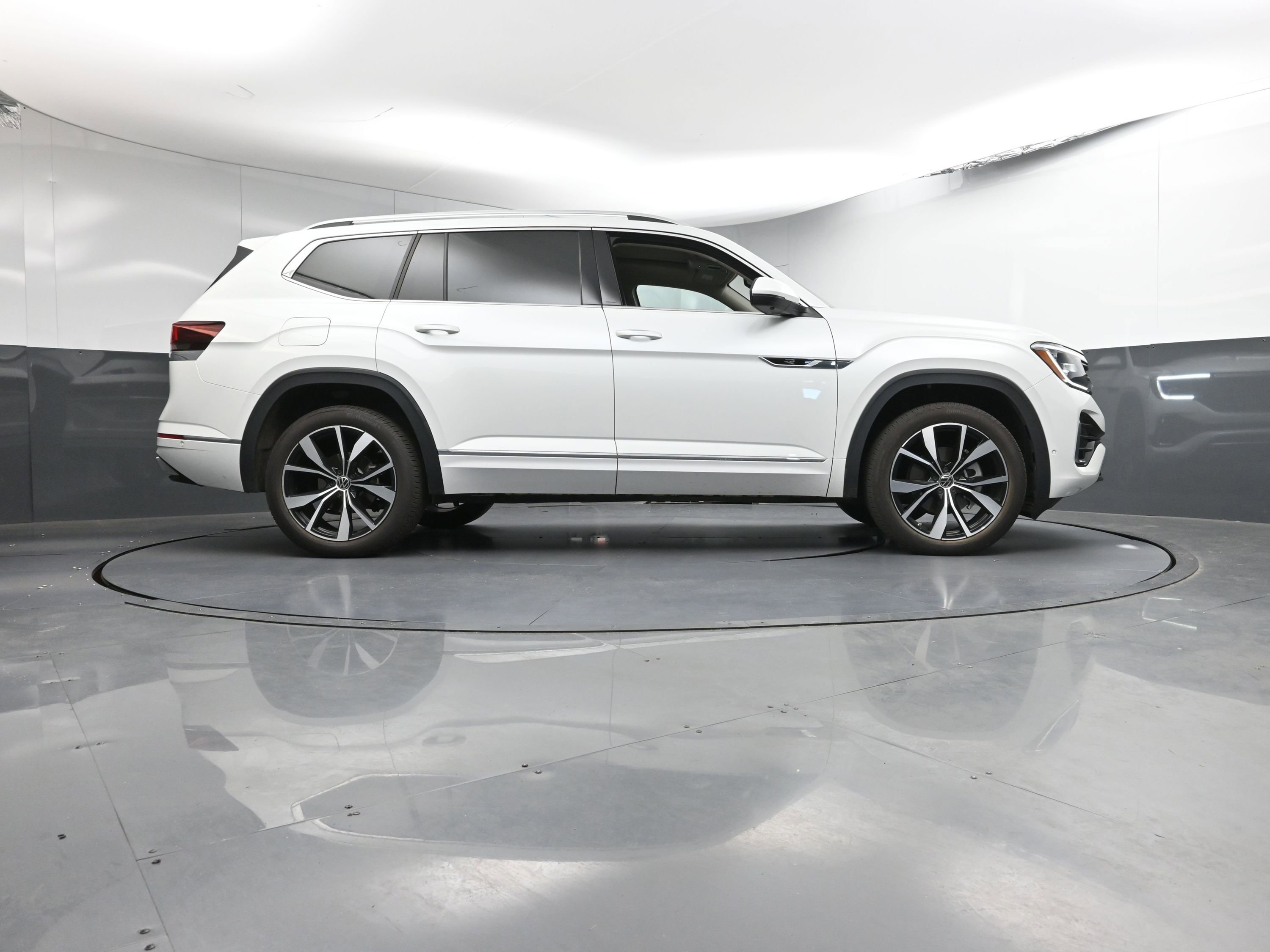 Used 2025 Volkswagen Atlas SEL Premium R-Line image 30