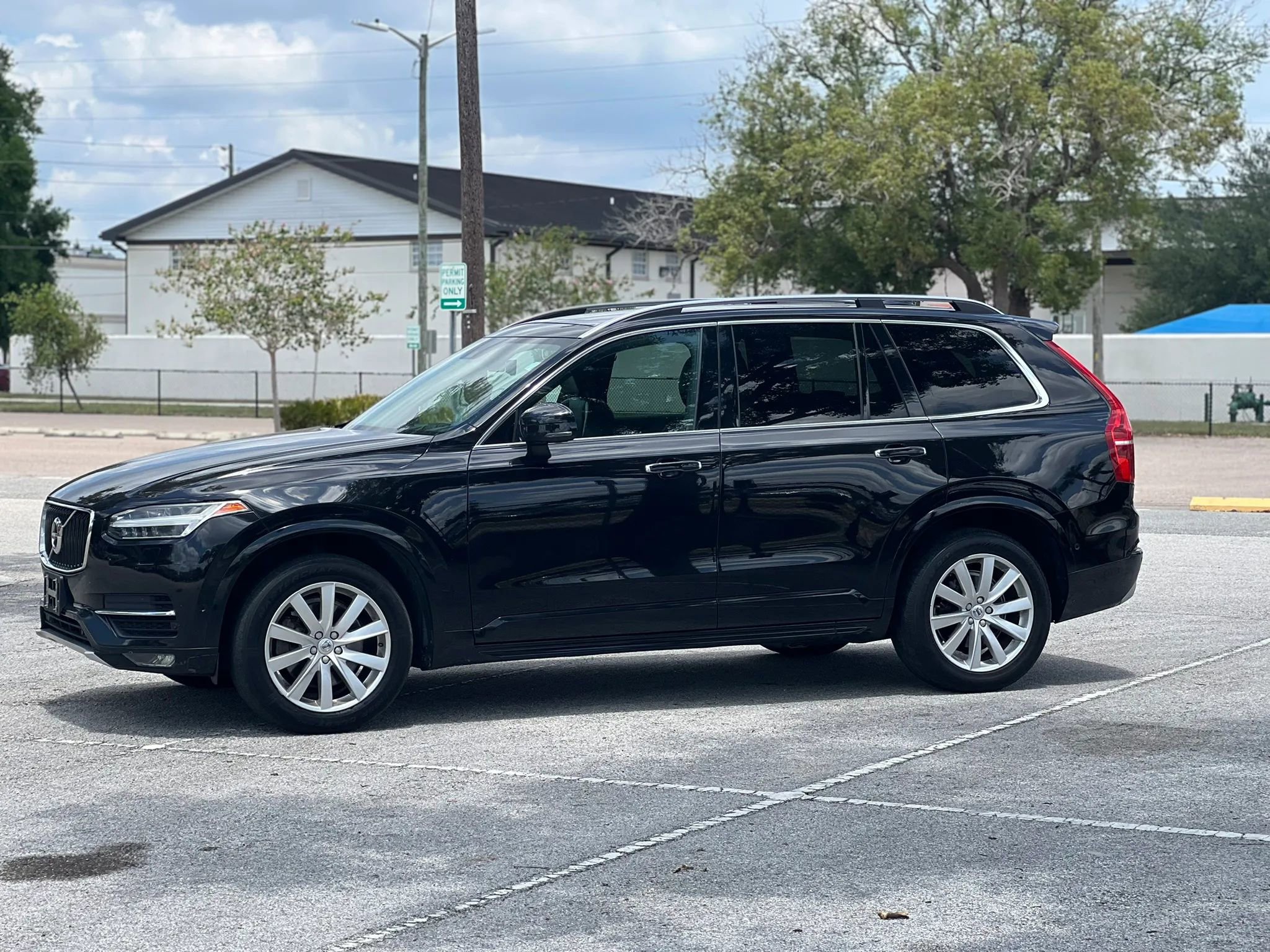 Used 2016 Volvo XC90 T6 Momentum w/ Momentum Plus Package AWD/4WD image 5