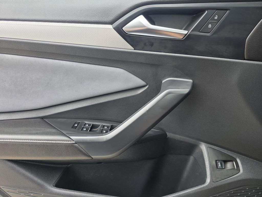 Used 2025 Volkswagen Jetta SE image 16