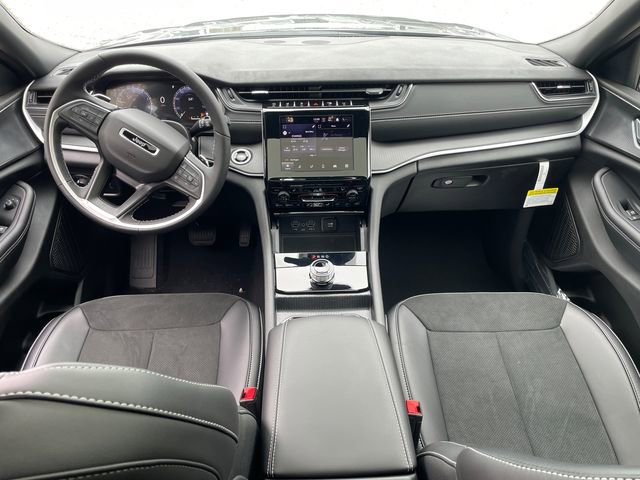 Used 2025 Jeep Grand Cherokee Altitude AWD/4WD image 21