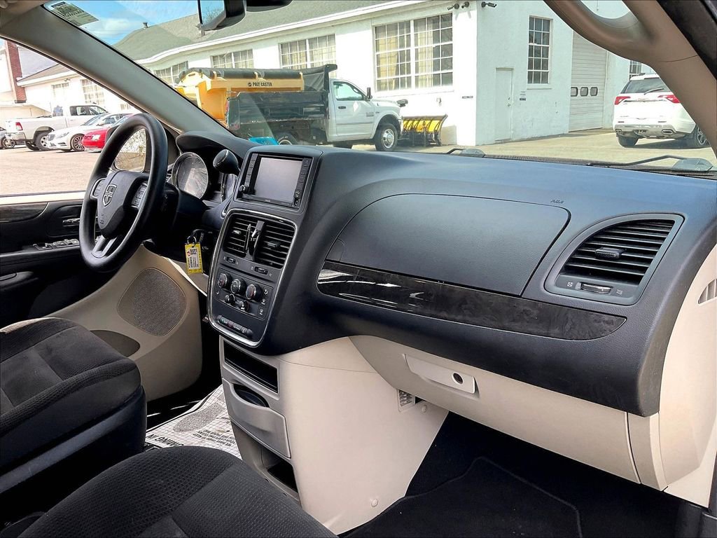 Used 2019 Dodge Grand Caravan SE w/ UConnect Hands-Free Group FWD image 13