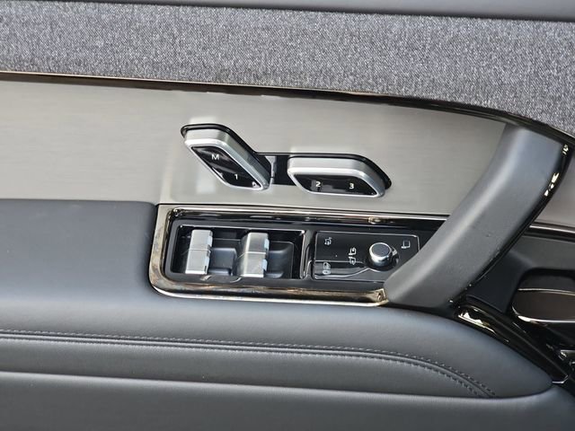 Used 2025 Land Rover Range Rover Sport SE image 30